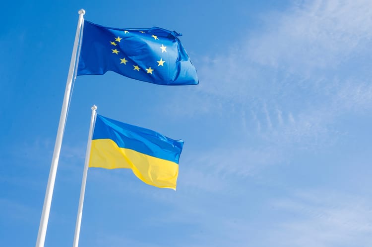 Flaga Unii Europejskiej i Ukrainy.