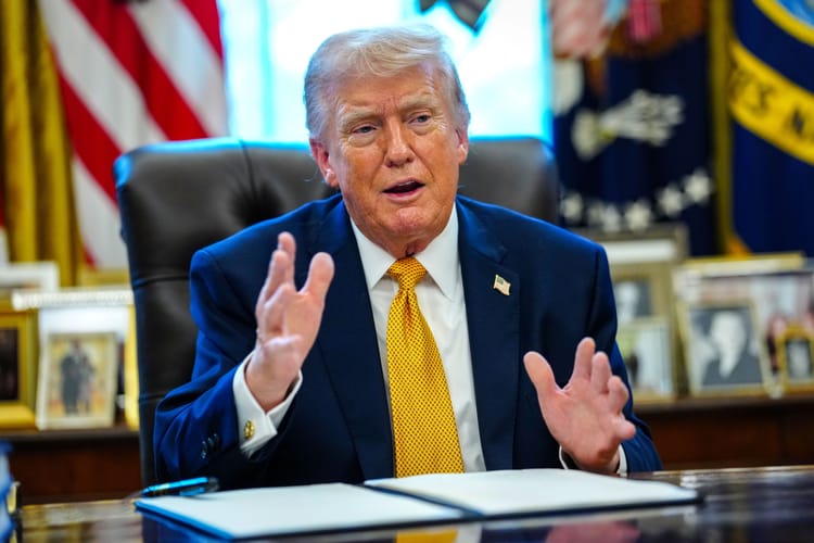 Prezydent USA Donald Trump w Gabinecie Owalnym.