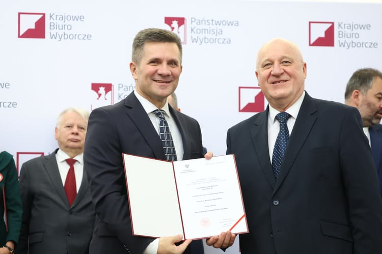Jacek Włosowicz tuż po odebraniu zaświadczenia o wyborze na senatora (zdj. arch.).