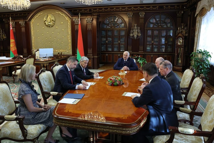 Białoruski reżim uwolnił 250 więźniów. Łukaszenka rozmawiał z człowiekiem Trumpa.