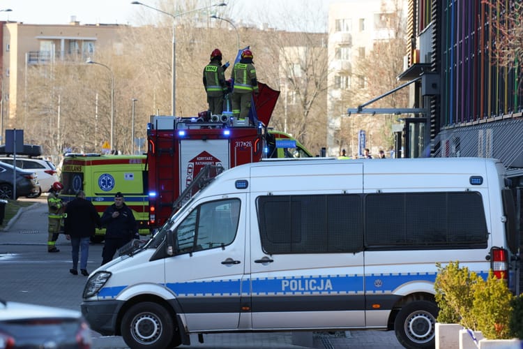 Warszawa, 21.03.2026. Służby pracują na miejscu pożaru na warszawskim Ursynowie.