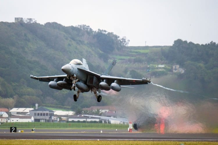 21 marca 2026 r. Samolot wojskowy w bazie lotniczej na wyspie Terceira w archipelagu Azorów, w Portugalii. Ze względu na swoje położenie na środku Atlantyku baza stała się głównym węzłem logistycznym dla Stanów Zjednoczonych od czasu rozpoczęcia działań w Iranie.