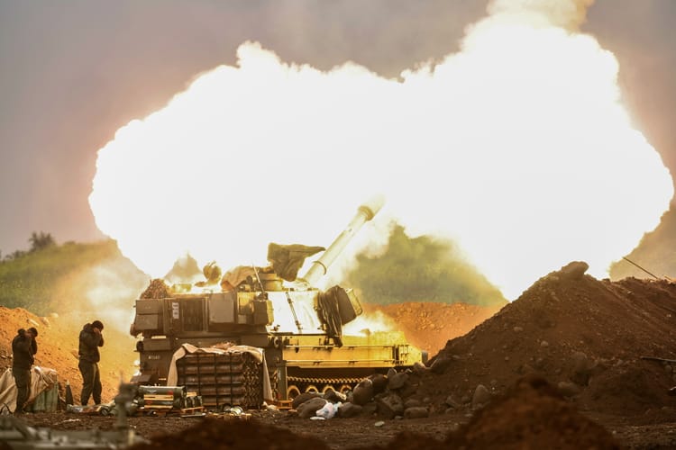 Izraelska jednostka artyleryjska ostrzeliwuje cele w Libanie.