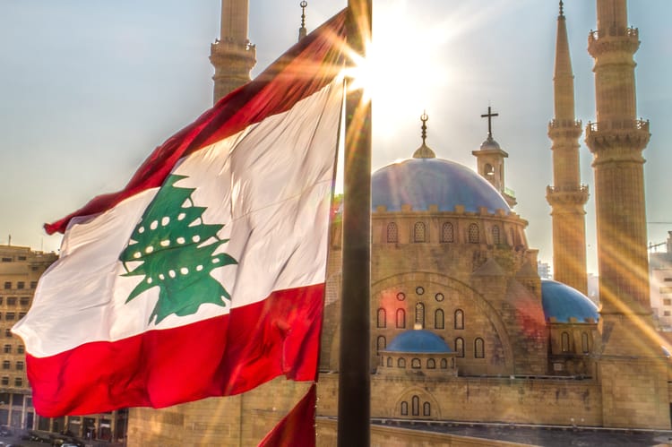 Flaga Libanu powiewająca w Bejrucie.