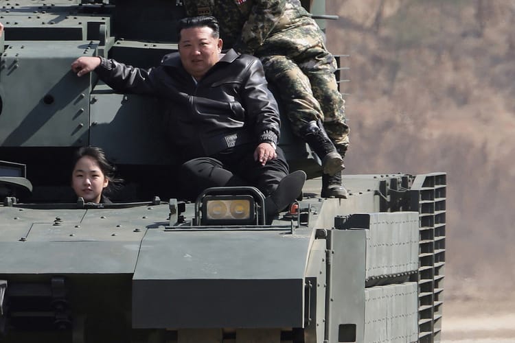 Kim Dzong Un na czołgu