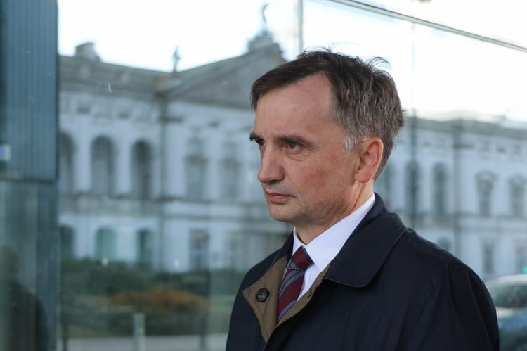 Warszawa, 14.10.2025. Poseł PiS Zbigniew Ziobro po konferencji prasowej przed Sądem Apelacyjnym w Warszawie.