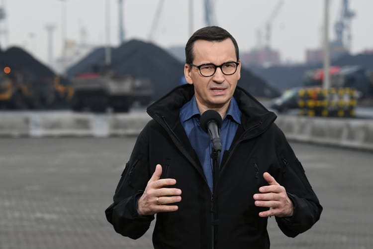 22 października 2022 r. Mateusz Morawiecki, ówczesny premier, podczas konferencji prasowej w porcie w Gdańsku. W związku z kryzysem energetycznym do Polski trafia coraz więcej importowanego węgla.
