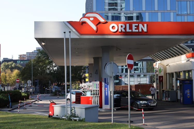 Czy obniżki cen w hurcie, na jakie zdecydował się Orlen, przełożą się na spadki cen na stacjach paliw?