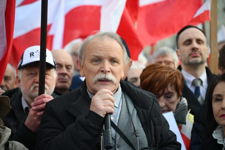 Warszawa, 13.03.2026. Adam Borowski podczas manifestacji poparcia dla prezydenta Karola Nawrockiego w związku z zawetowaniem ustawy o unijnym programie SAFE.