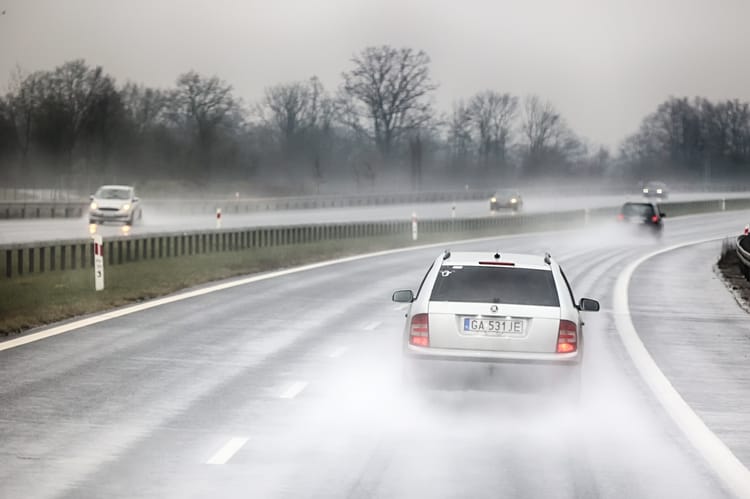 Ciągle pada na południu kraju. Przygotujmy się na deszczowy weekend.