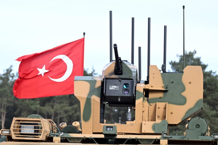 19 lutego 2026: Hamburg, Niemcy. Pojazdy opancerzone tureckich sił zbrojnych biorą udział w fazie lądowej ćwiczeń NATO „Steadfast Dart 2026”, organizowanych przez Niemcy pod dowództwem Połączonego Dowództwa Sił NATO w Brunssum.