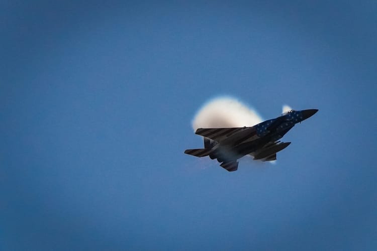 Myśliwiec przekracza barierę dźwięku.