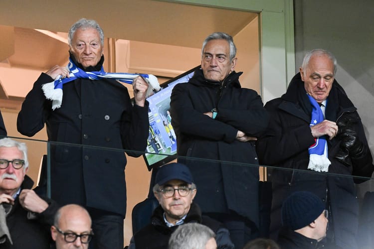 Gianfranco Obsranco dowodzony przez leśnych dziadów. Oto piłkarska Italia