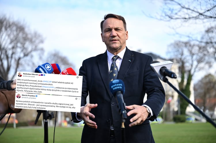 Krzyżowa, 30.03.2026. Wicepremier, minister spraw zagranicznych RP Radosław Sikorski rozmawia z mediami.