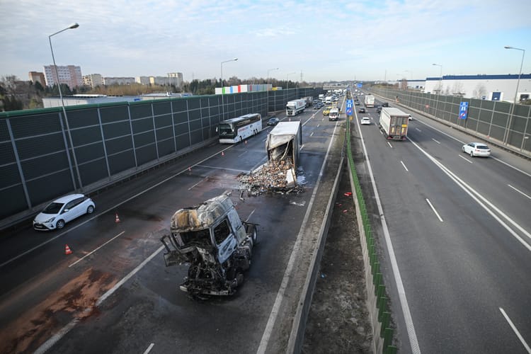 Zderzenia dwóch ciężarówek i samochodu osobowego.