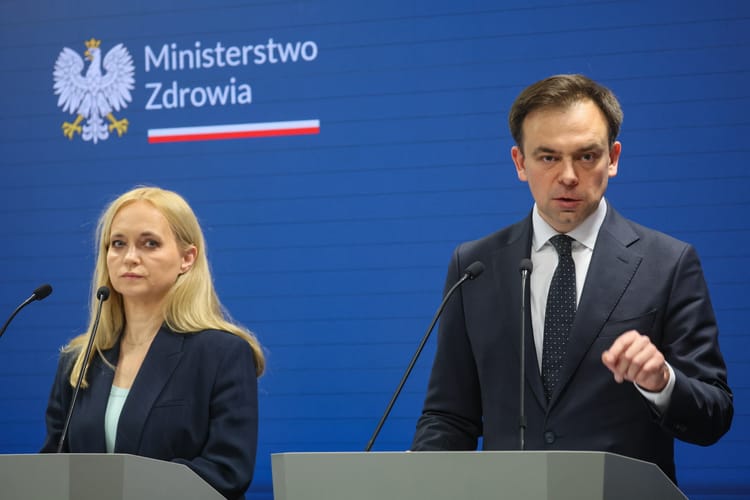 Warszawa, 02.04.2026. Minister zdrowia Jolanta Sobierańska-Grenda oraz minister finansów i gospodarki Andrzej Domański podczas konferencji prasowej dot. nieprawomocnego wyroku w sprawie z powództwa spółki Pfizer Export przeciwko Rzeczypospolitej Polskiej.