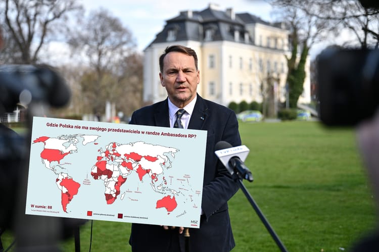 Krzyżowa, 30.03.2026. Wicepremier, minister spraw zagranicznych RP Radosław Sikorski rozmawia z mediami w oczekiwaniu na spotkanie z ministrem spraw zagranicznych Niemiec Johannem Wadephulem.