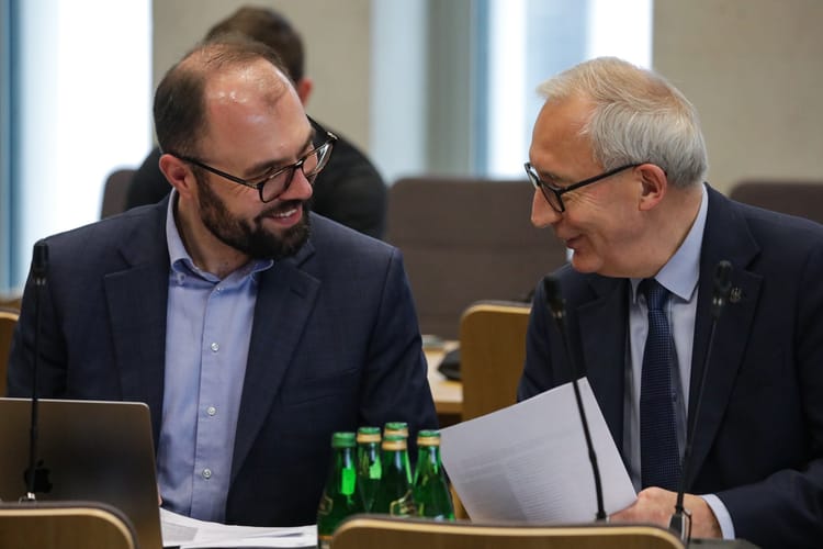 Warszawa, 25.02.2026. Posłowie PiS Krzysztof Szczucki (L) i Kazimierz Smoliński (P) na posiedzeniu Komisji Sprawiedliwości i Praw Człowieka w Sejmie.