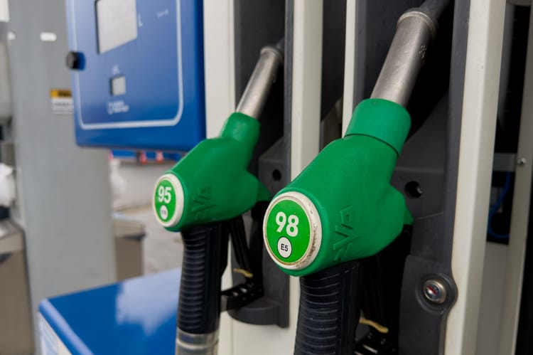 Zgodnie z obwieszczeniem Ministra Energii w piątek litr benzyny 95 ma kosztować nie więcej niż 6,19 zł, a benzyny 98 - 6,80 zł