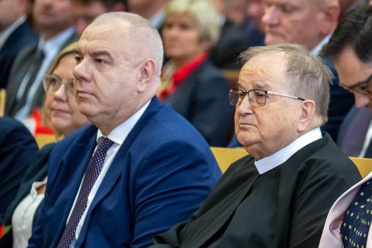 Ojciec Tadeusz Rydzyk może mieć kłopoty za sprawą prezentu od Jacka Sasina
