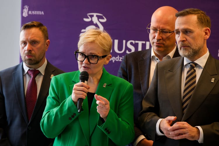 Nadzwyczajne zebranie delegatów stowarzyszenia „Iustitia”, Katarzyna Wróbel-Zumbrzycka w centrum