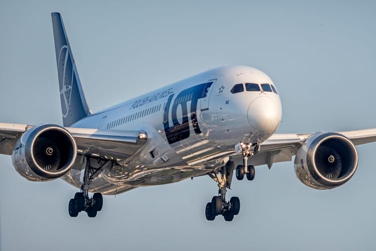 Plane,Line,Pll,Lot,Landing,At,The,Airport,In,Warsaw,