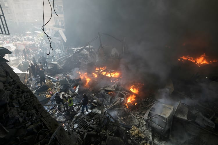 Ratownicy przeszukują miejsce izraelskiego ataku lotniczego.