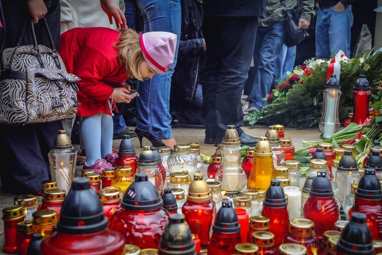 10 kwietnia 2010 r. w Warszawie. Mieszkańcy rozstawiają znicze