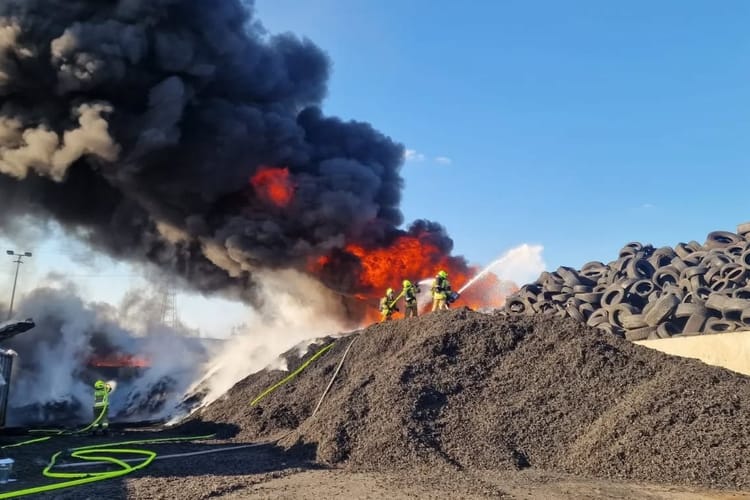 Pożar składowiska opon w Rożentalu.