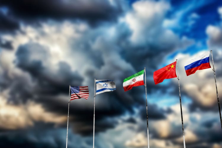 Flagi USA, Izraela, Iranu, Chin, Rosji.