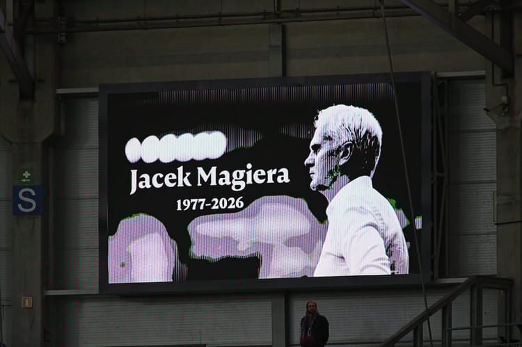 Minuta ciszy przed meczem reprezentacji. Piłkarki uczciły pamięć Magiery