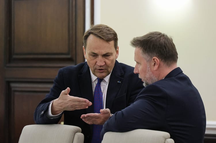 Czy Polacy ufają Radosławowi Sikorskiemu? Sondaż zaufania do szefa MSZ.