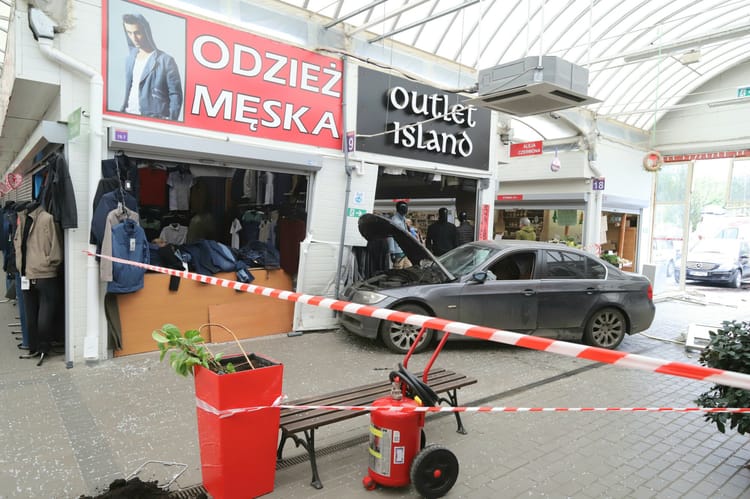 Kobieta wjechała autem do pasażu handlowego we Wrocławiu.