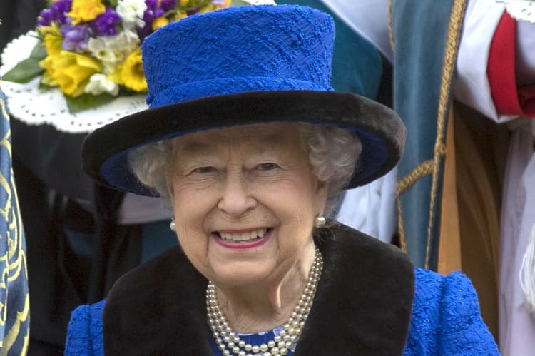 Królowa El?bieta w ko?ciele w Wielki Czwartek