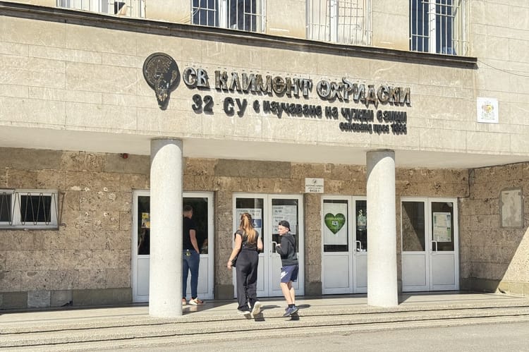 Ludzie wchodzący do lokalu wyborczego.