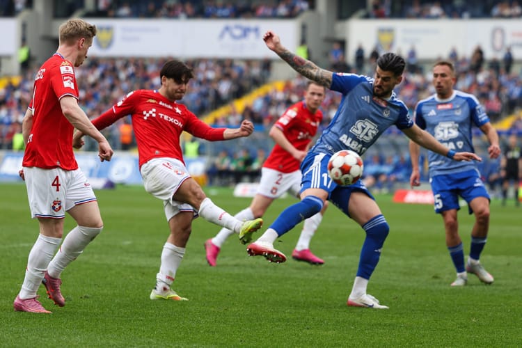 Z Niebieskiego dymu wyłoniła się Biała Gwiazda. Wisła z Ruchem na remis