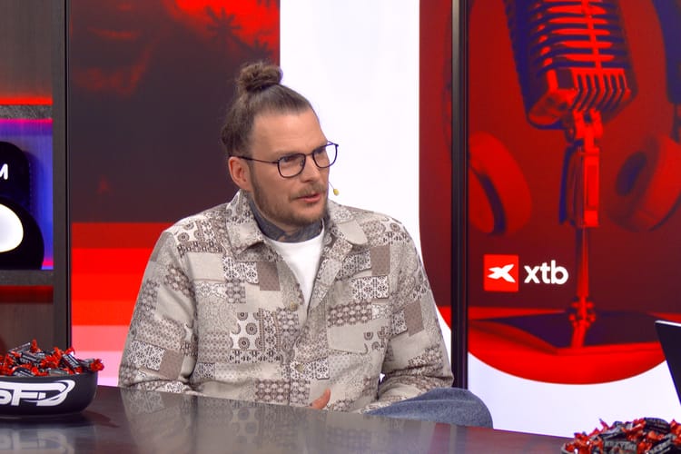 Żurnalista w studiu Kanału Zero.