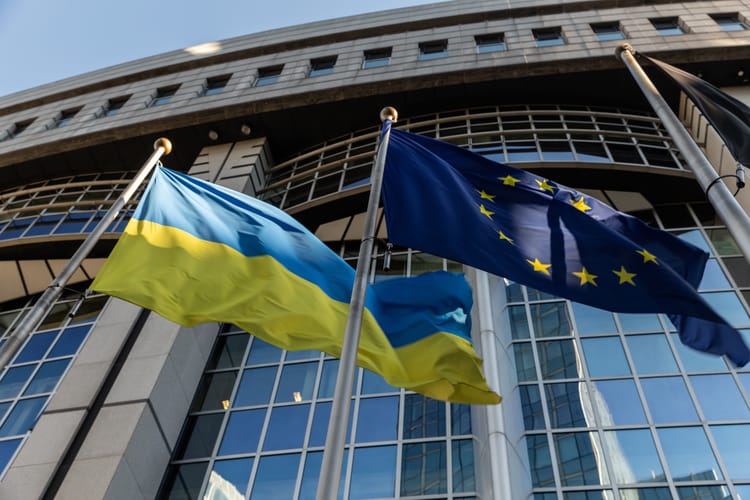Flagi Unii Europejskiej i Ukrainy.