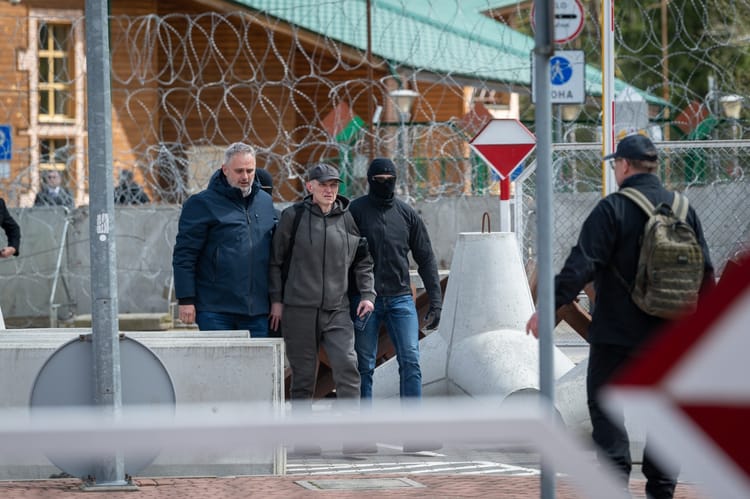 Andrzej Poczobut na granicy polsko-białoruskiej.