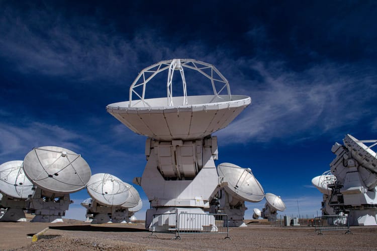 Radioteleskopy na pustyni Atacama.