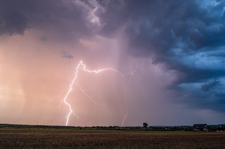 A,Huge,Storm,Cloud,With,A,Wall,Of,Rain,In