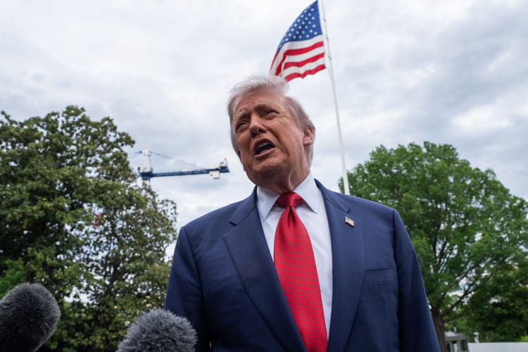 Złoty pomnik Donalda Trumpa na polu golfowym w Doral. W uroczystości odsłonięcia uczestniczył pastor.