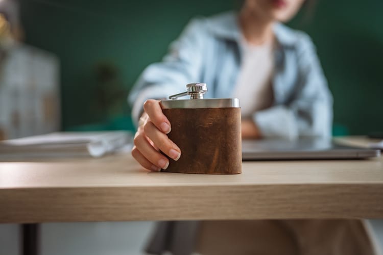 Alkoholicy wysokofunkcjonujący. Dlaczego przedstawiciele niektórych zawodów chętniej sięgają po alkohol.