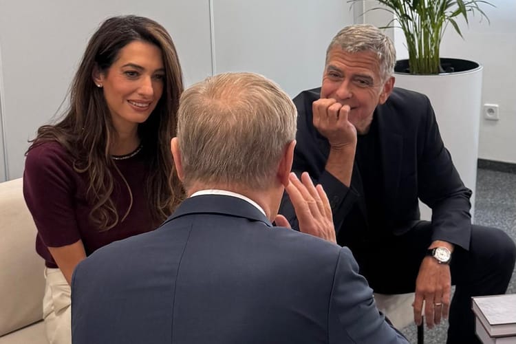 Premier Donald Tusk rozmawiał Amal Clooney i Georgem Clooneyem.