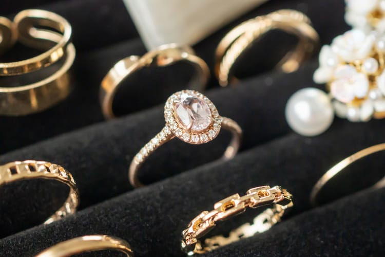 Gold,Jewelry,Diamond,Rings,Show,In,Luxury,Retail,Store,Display