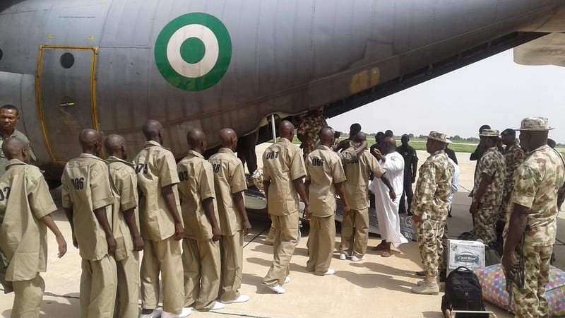 Bojownicy Boko Haram wchodzący na pokład samolotu nigeryjskiej armii – 9 lipca 2017 r. Zdjęcie ilustracyjne.