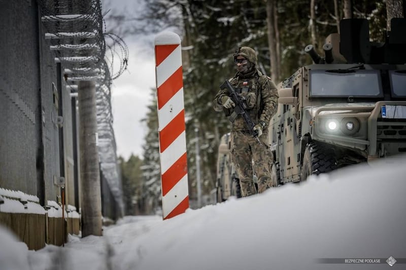 Polski żołnierz patrolujący granicę z Białorusią. (fot. DORSZ)